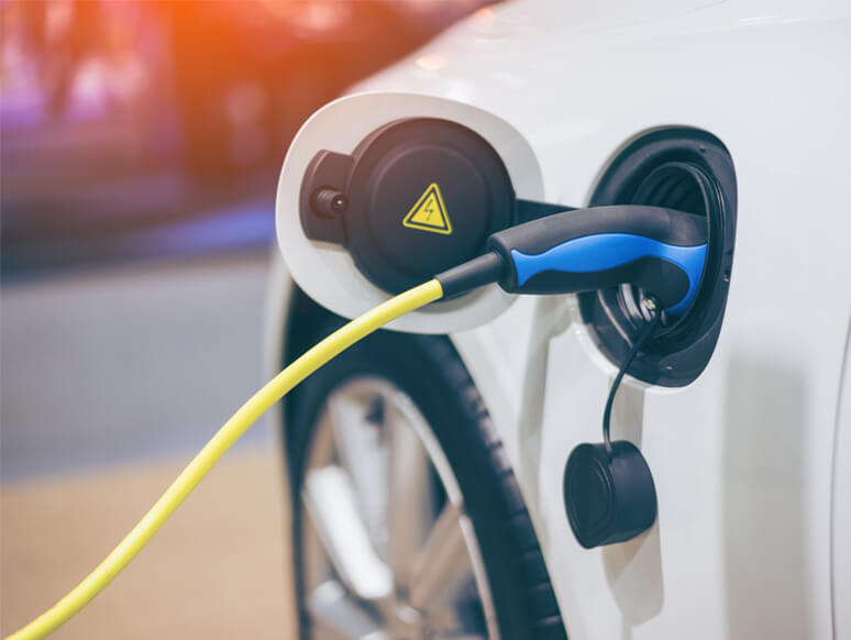 Elektroauto wird geladen an der Station Elektroauto wird geladen an der Station