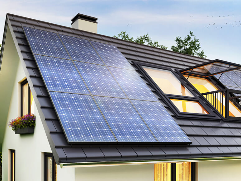 Photovoltaik-anlage auf dem Dach eines Hauses Photovoltaik-anlage auf dem Dach eines Hauses